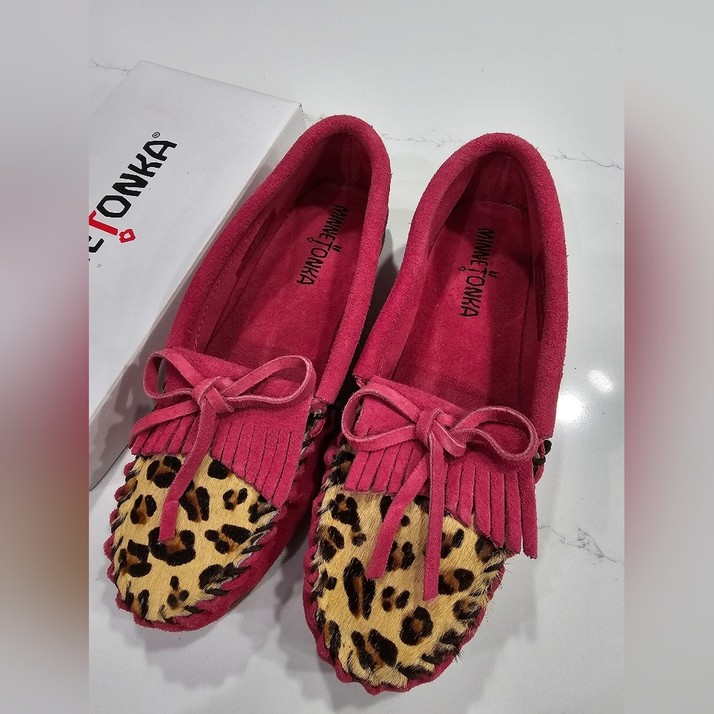 Minnetonka moccasins Size 4, fuscia pink / leopard print